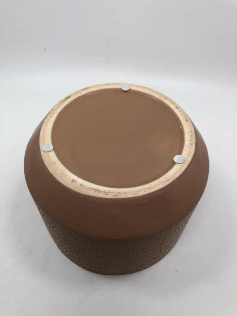 TAN TEXTURED CERAMIC PLANTER.