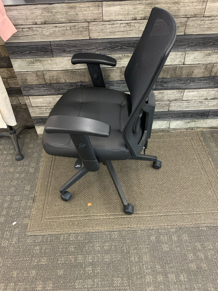 MESH BLACK FAUX LEATHER SEAT OFFICE CHAIR.