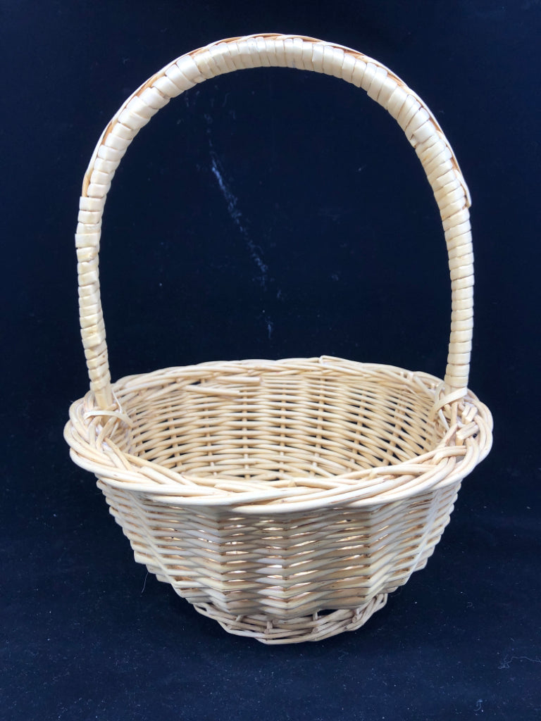 FOOTED CREAM WOVEN BASKET.