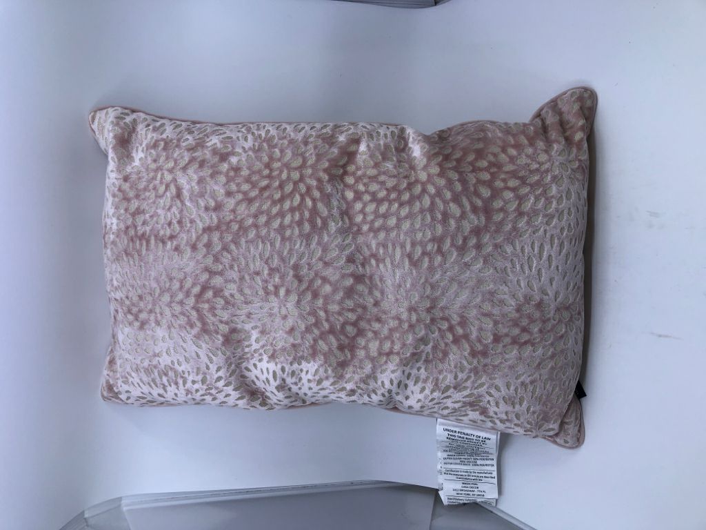 RECTANGLE PINK VELOUR PILLOW.