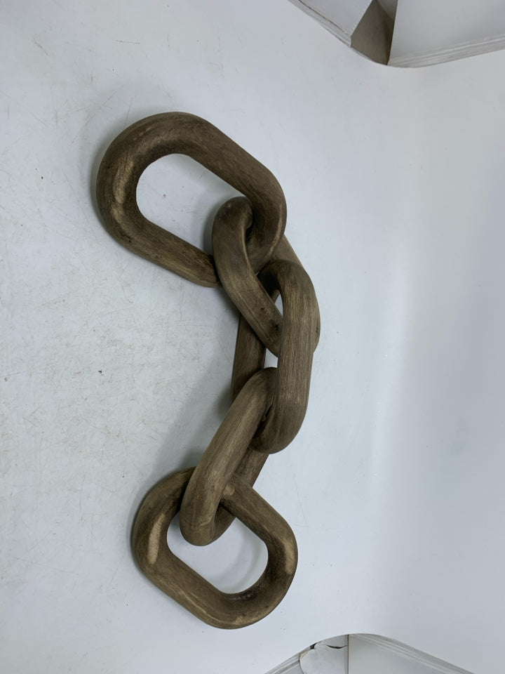 LIGHTWEIGHT WOOD CHAIN LINK DECOR.