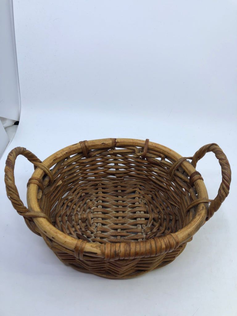 SMALL OVAL BASKET W/HANDLES.