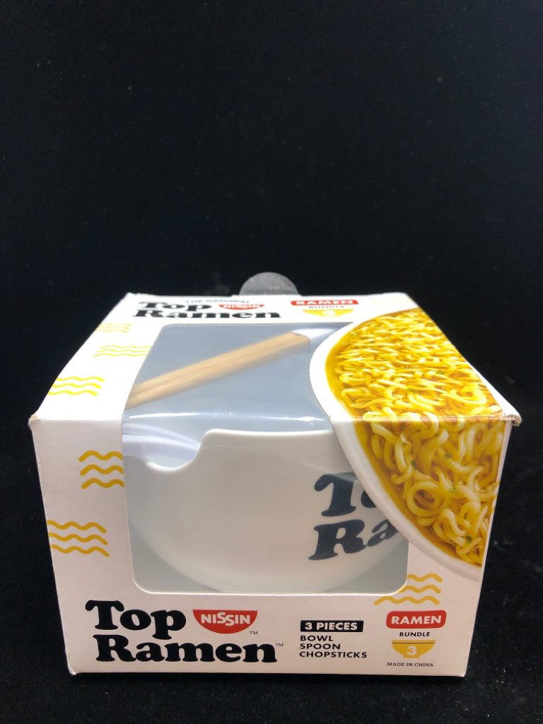 NIB 3PC RAMEN SOUP BOWL SET.