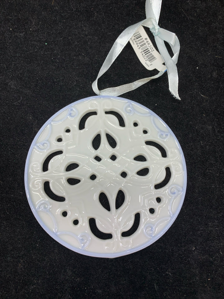 CERAMIC WHITE BLUE EDGE CIRCLE ORNAMENT.
