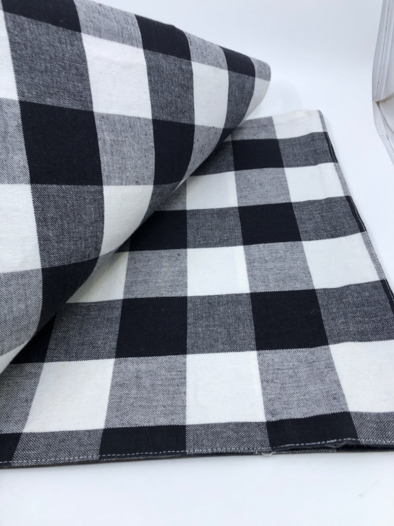 BLACK/WHITE CHECKED TABLE RUNNER.