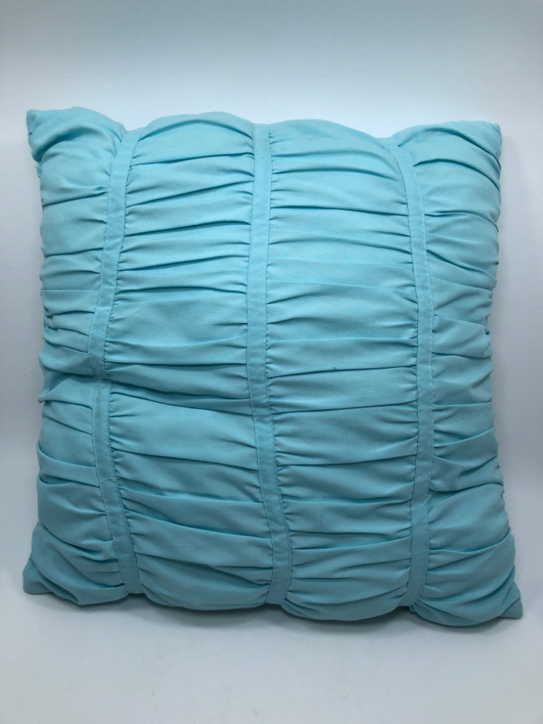 LIGHT BLUE PLEATED PILLOW.