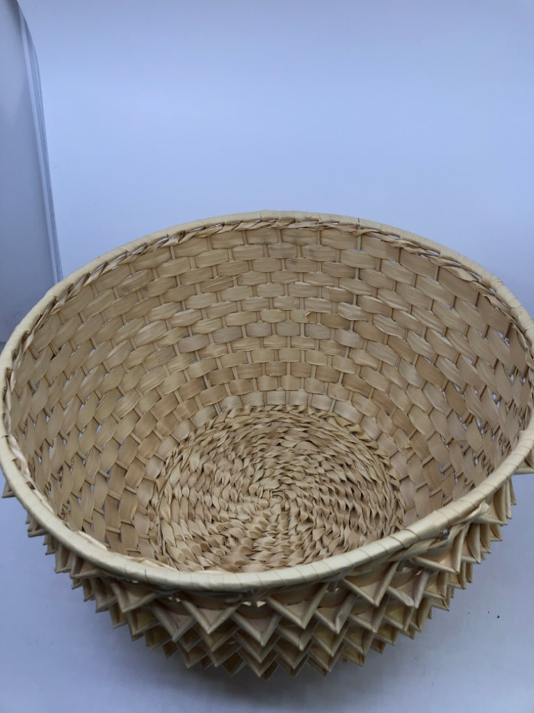 LIGHT WEIGHT WOVEN CIRCLE BASKET W/ SPIKED OUTSIDE.