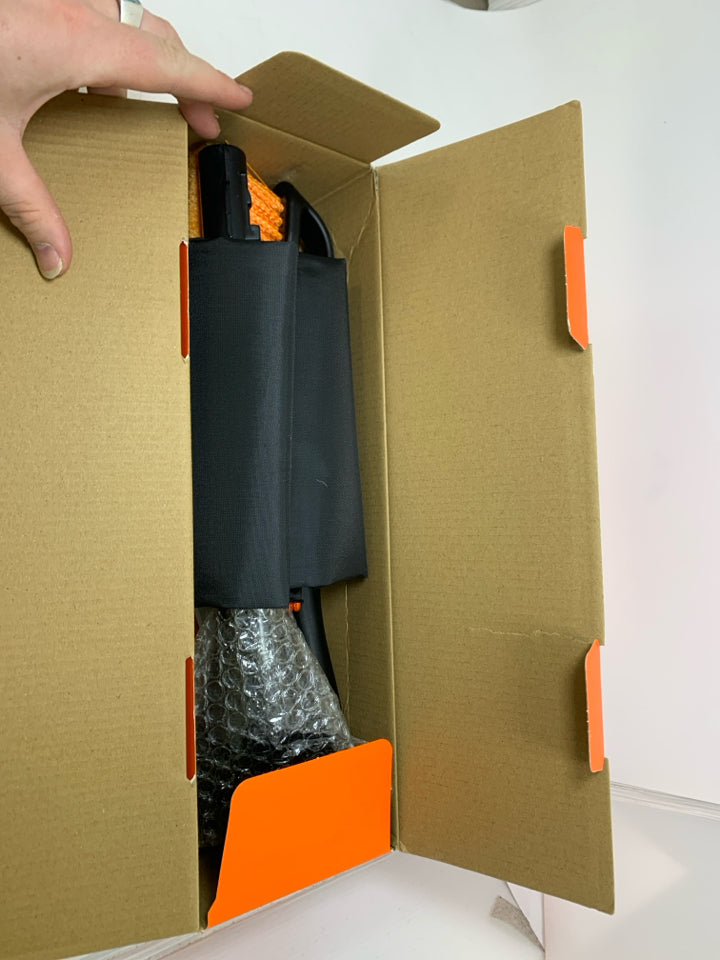 NIB DETACHABLE SNOW BRUSH.