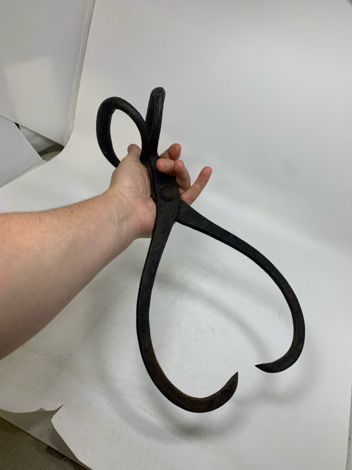 VTG METAL ICE BLOCK TONGS.