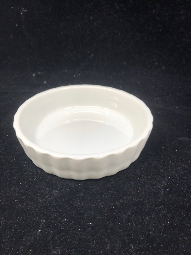 SMALL WHITE RIBBED BAKING DISH.