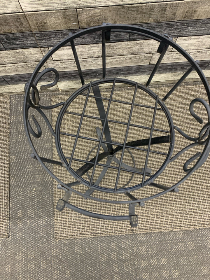 2PC METAL SCROLL PLANT STAND.