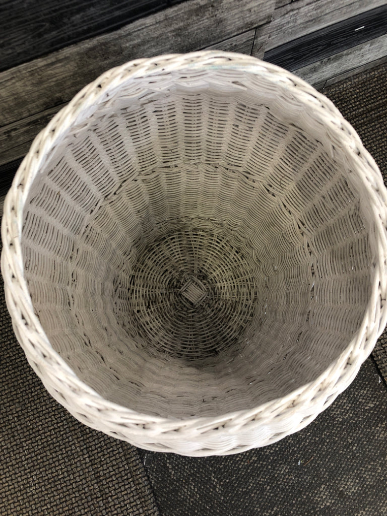 WHITE WICKER HAMPER W/ COVER.