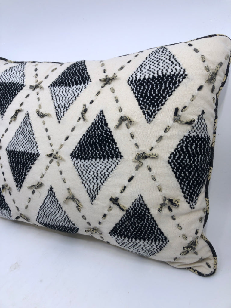 CREAM, BLACK TRIANGLES ACCENT PILLOW.