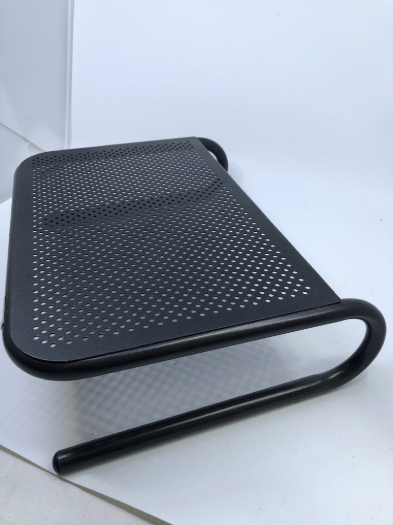 METAL MONITOR RISER.