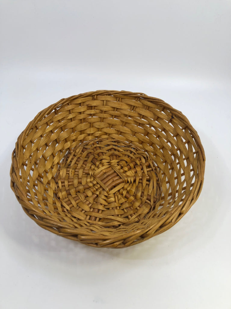 ROUND WOVEN BASKET.
