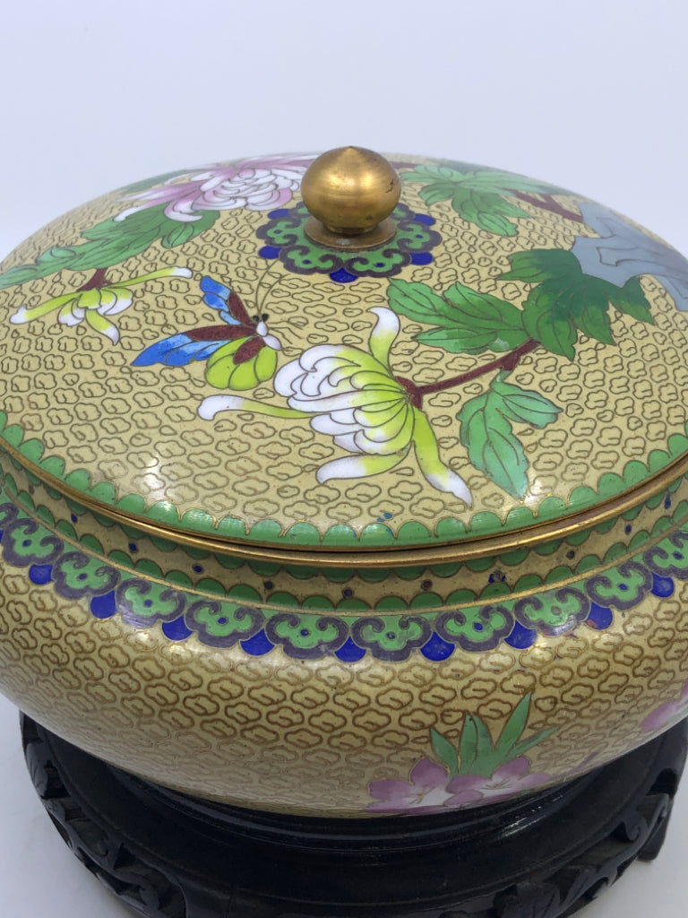 ROUND METAL FLORAL URN SHELF DECOR W/PLASTIC BASE.