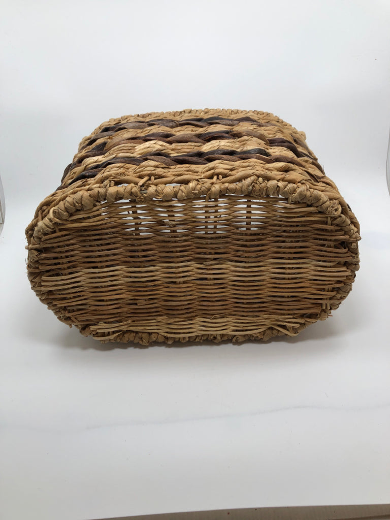 SM 2-TONED WICKER BASKET.