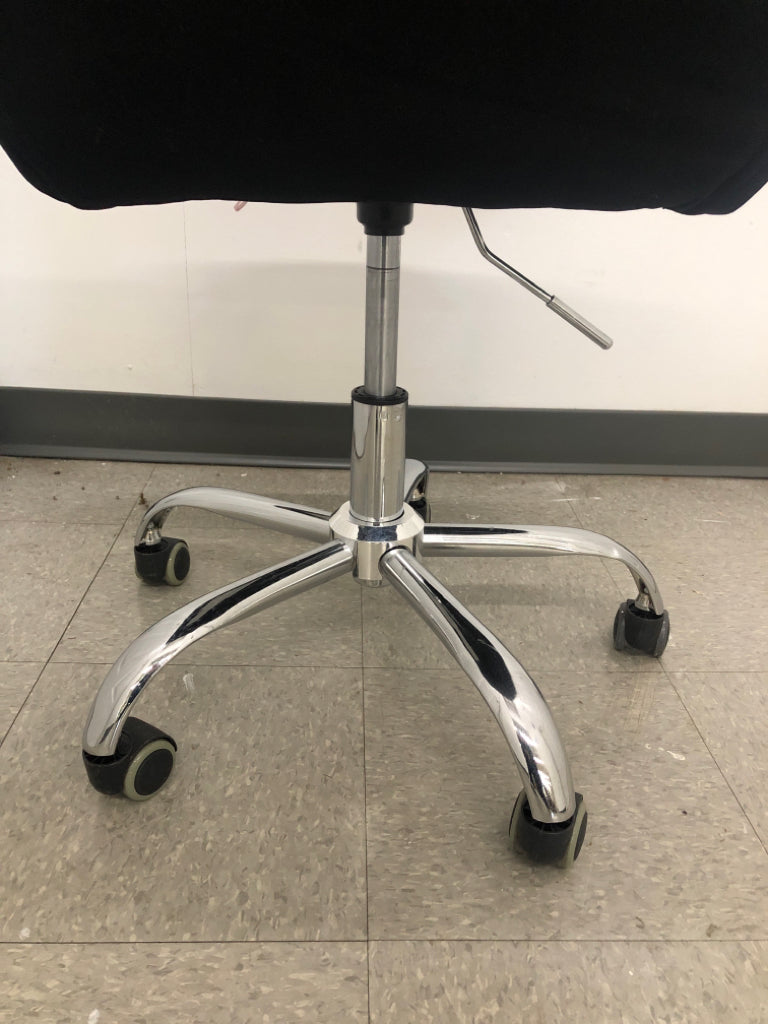 BLACK BUTTON TUFTED OFFICE CHAIR.