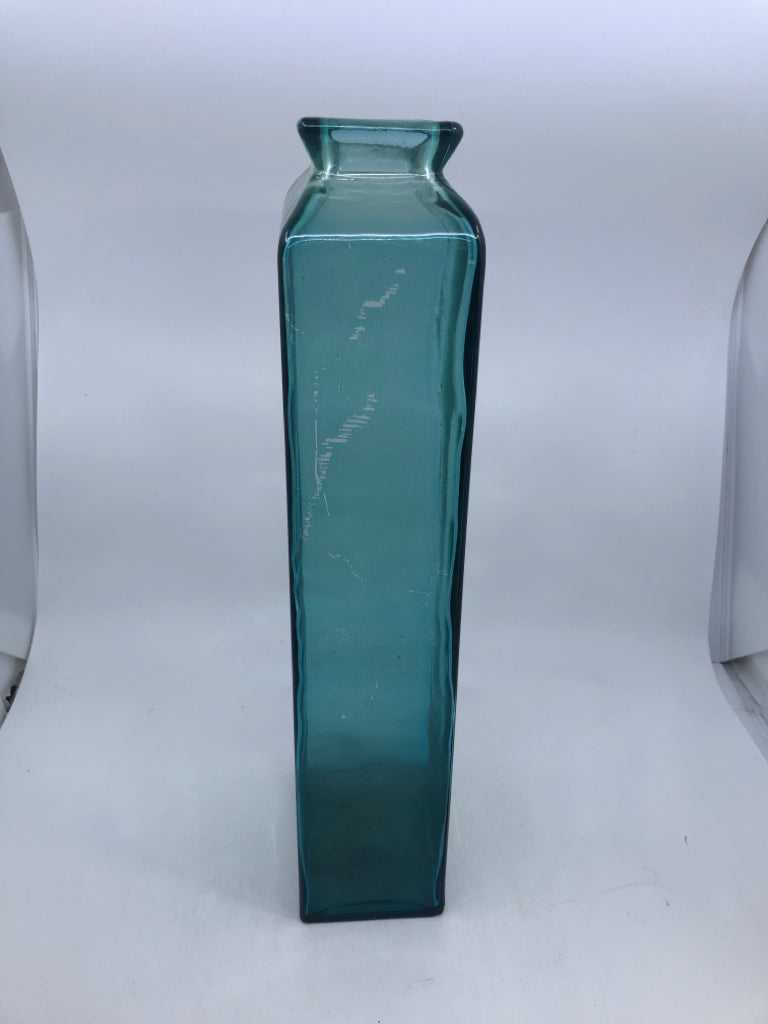 LARGE TEAL RECTANGLE VASE.