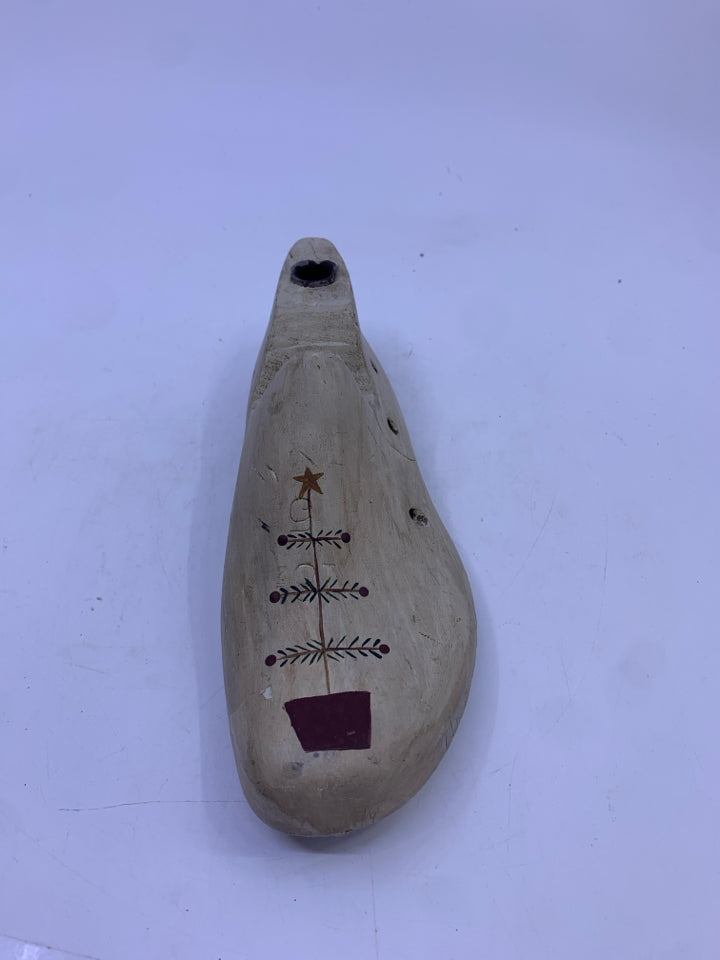 WHITE PAINTED SHOE FORM PRIMITIVE STYLE.