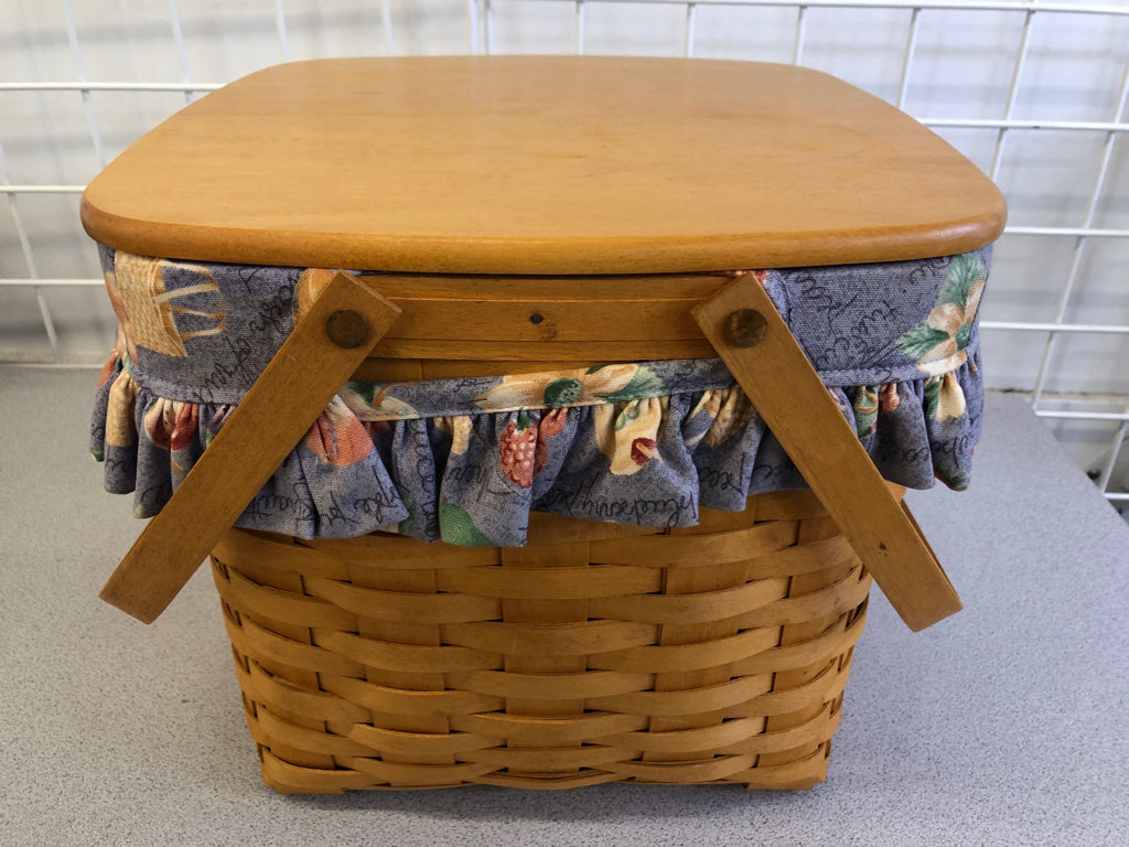 1999 APPLE PRINT BASKET W/2 RISERS LID AND PLASTIC LINER.