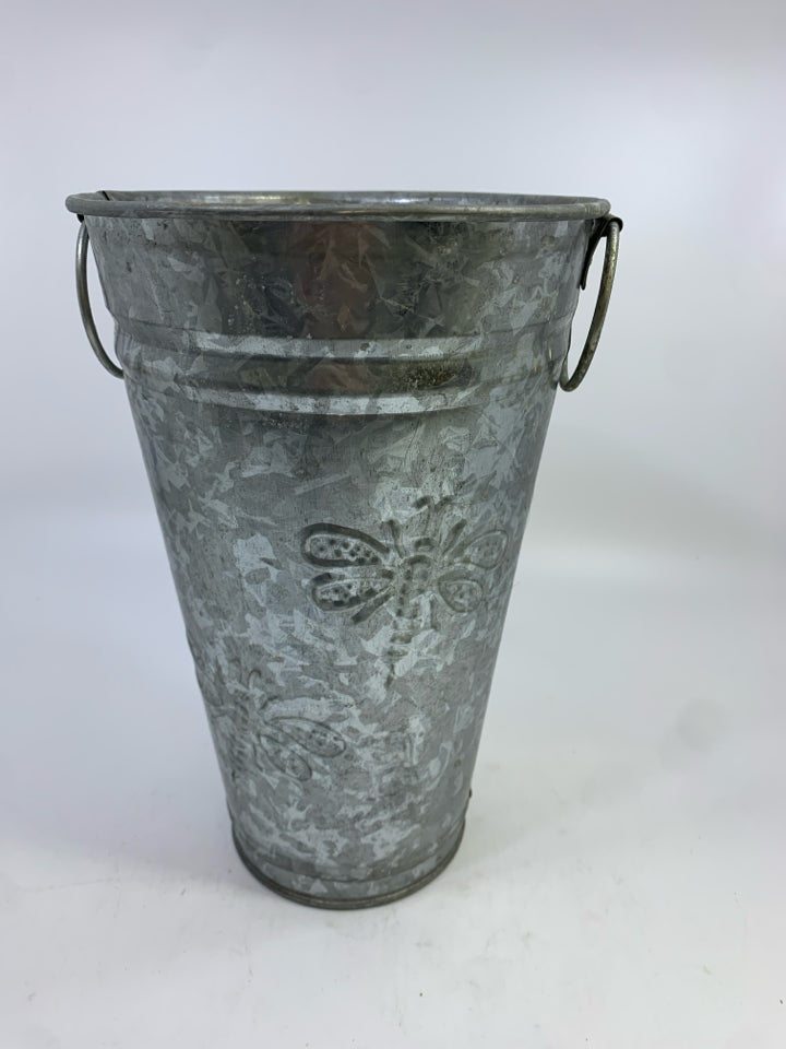 GALVANIZED METAL FLOWER BUCKET.