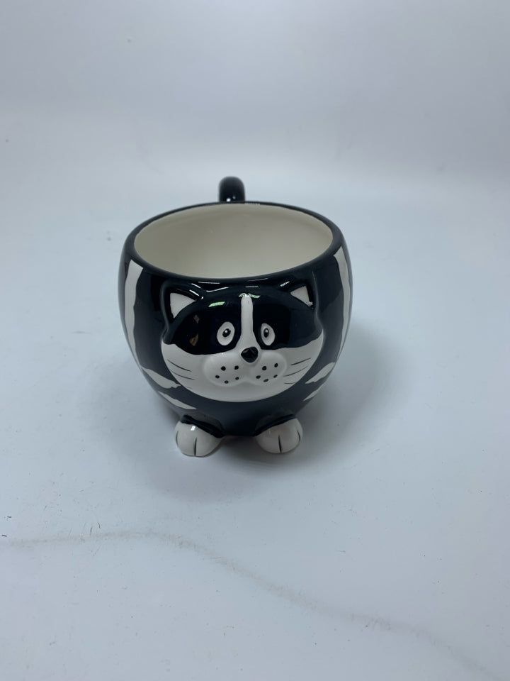 STRIPED CAT MUG.