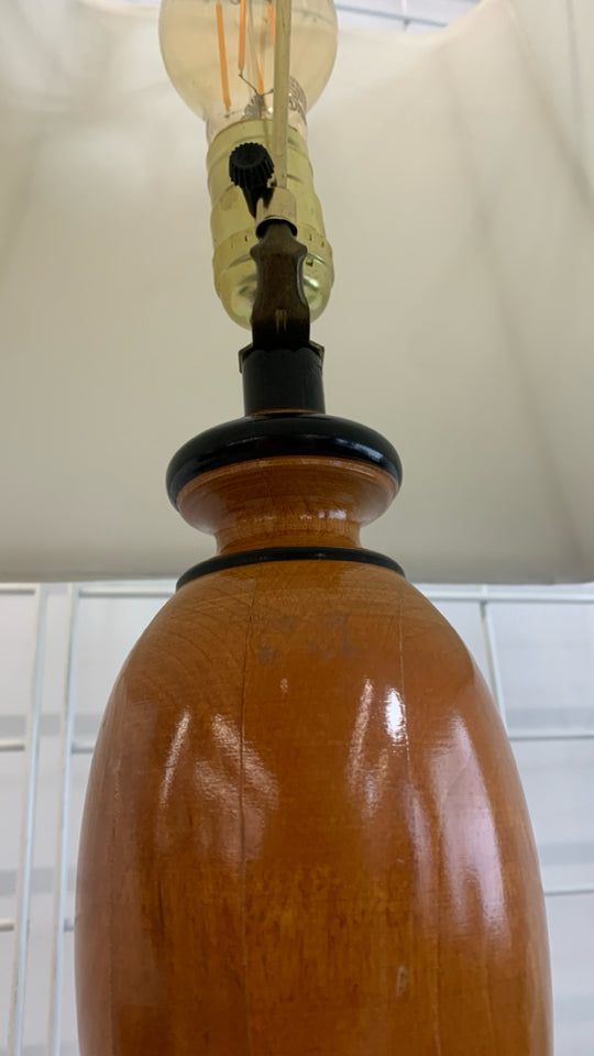 WOODEN TABLE LAMP W/CREAM SHADE.
