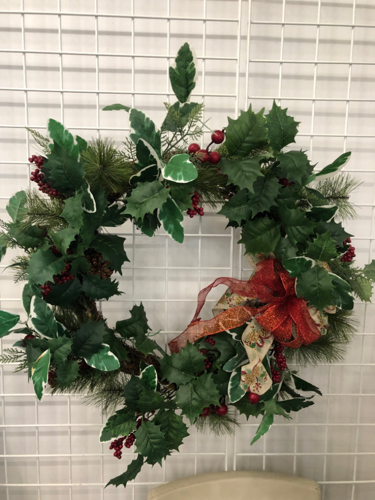 LG HOLLY WREATH W DECORATIVE BOW.