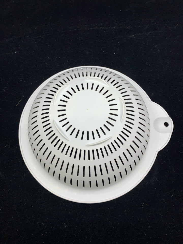 WHITE PLASTIC STRAINER.