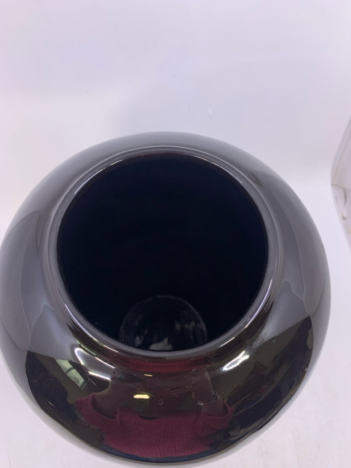 BLACK HEAVY VASE.
