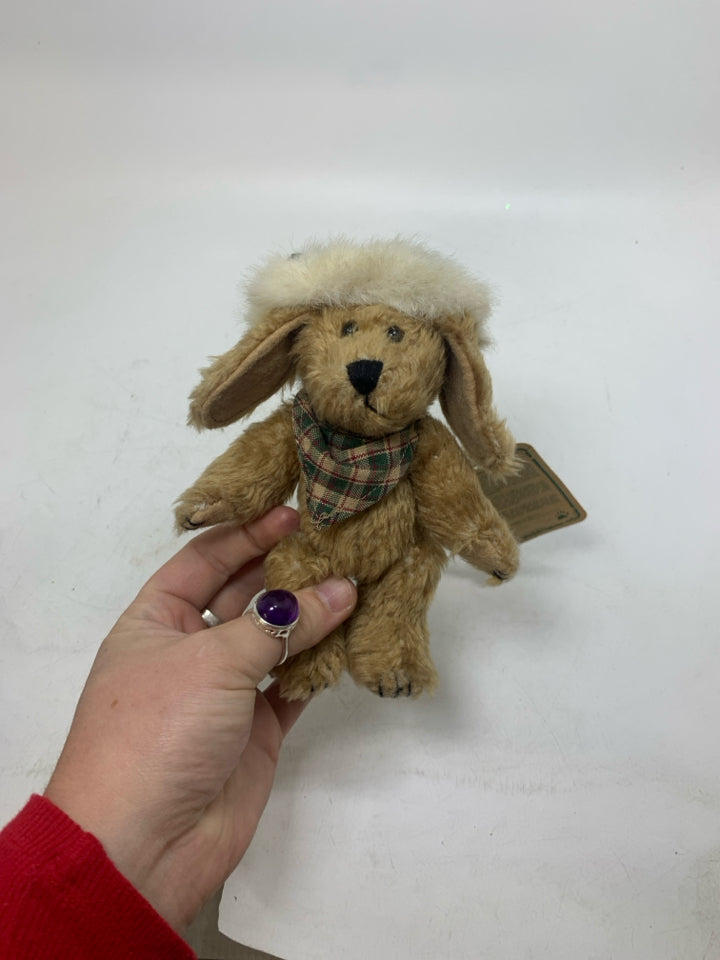 SMALL BOYDS BEAR DOG W/ GREEN SANTA HAT.