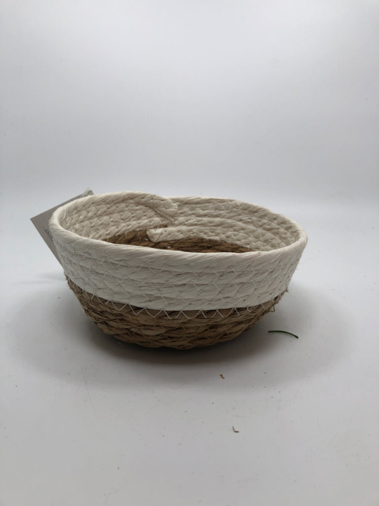 NWT ROUND WOVEN BASKET WHITE TOP.