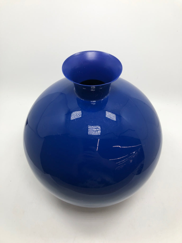 ROUND BLUE CERAMIC VASE.