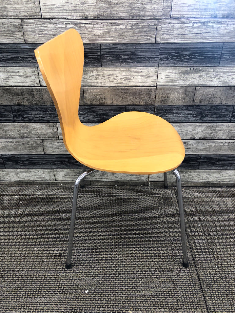 WOOD AND METAL DESK CHAIR.