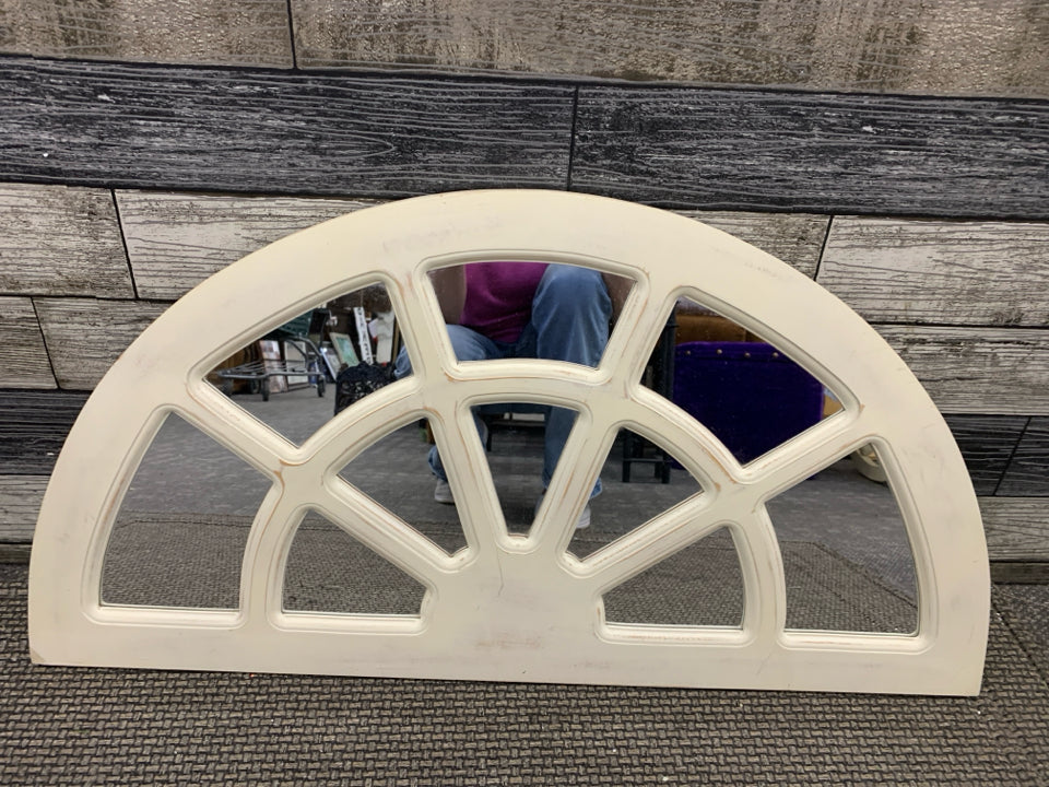 ANTIQUE WHITE DISTRESSED ARCH MIRROR.