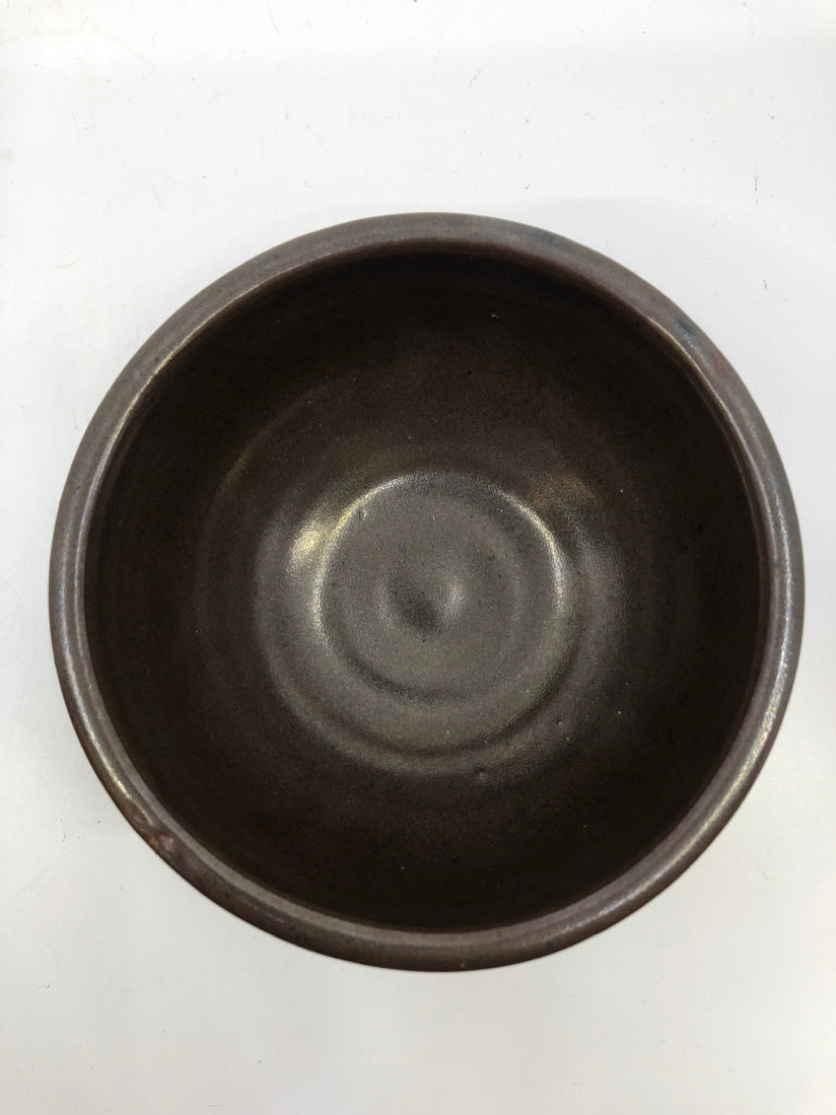 DARK BROWN POTTERY BOWL.