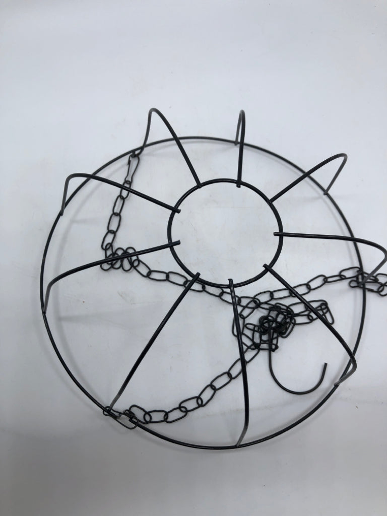 BLACK WIRE PLANT HANGER.