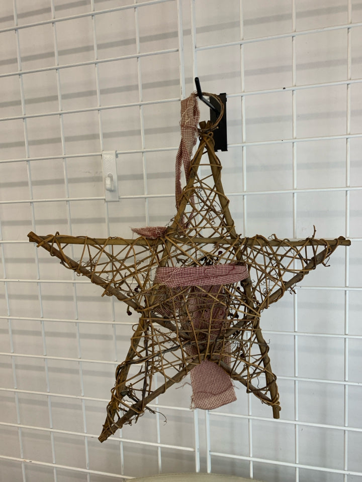 WOVEN TWIG STAR W/PIP BERRIES.