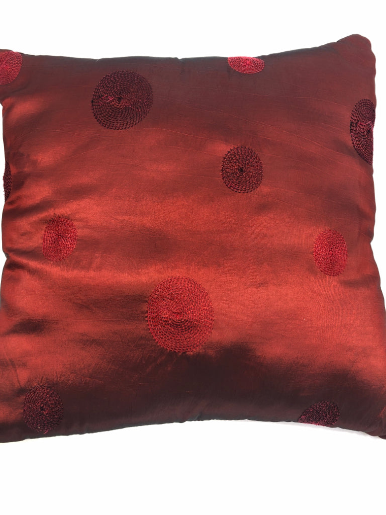 RED SQUARE PILLOW W DOTS.