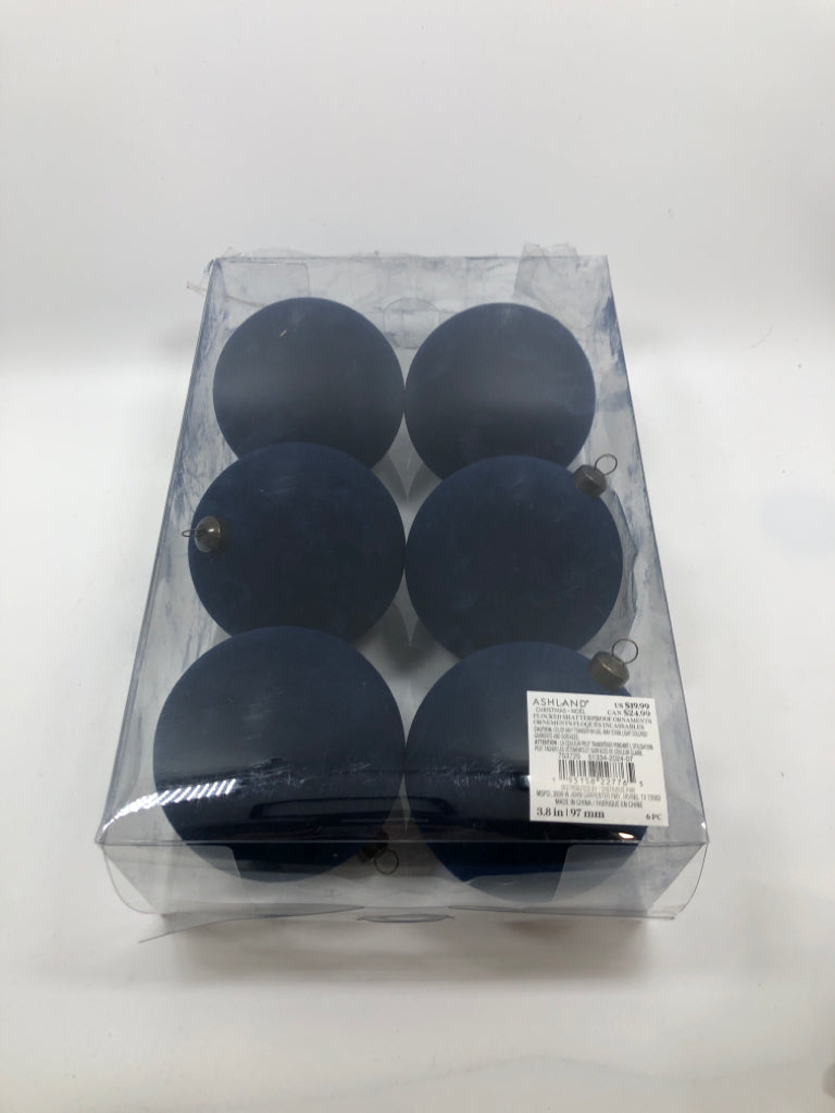 6 BLUE VELVET ORNAMENTS IN BOX.