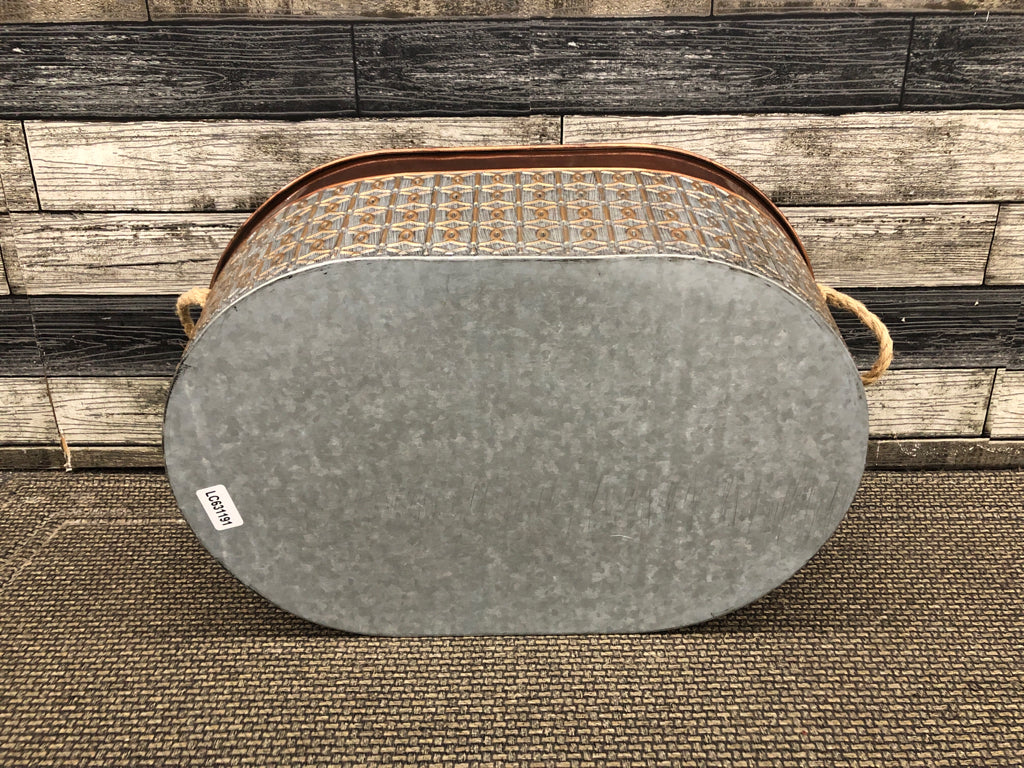 LG METAL BASKET W/COPPER PAINTED RIM+ROPE HANDLES.