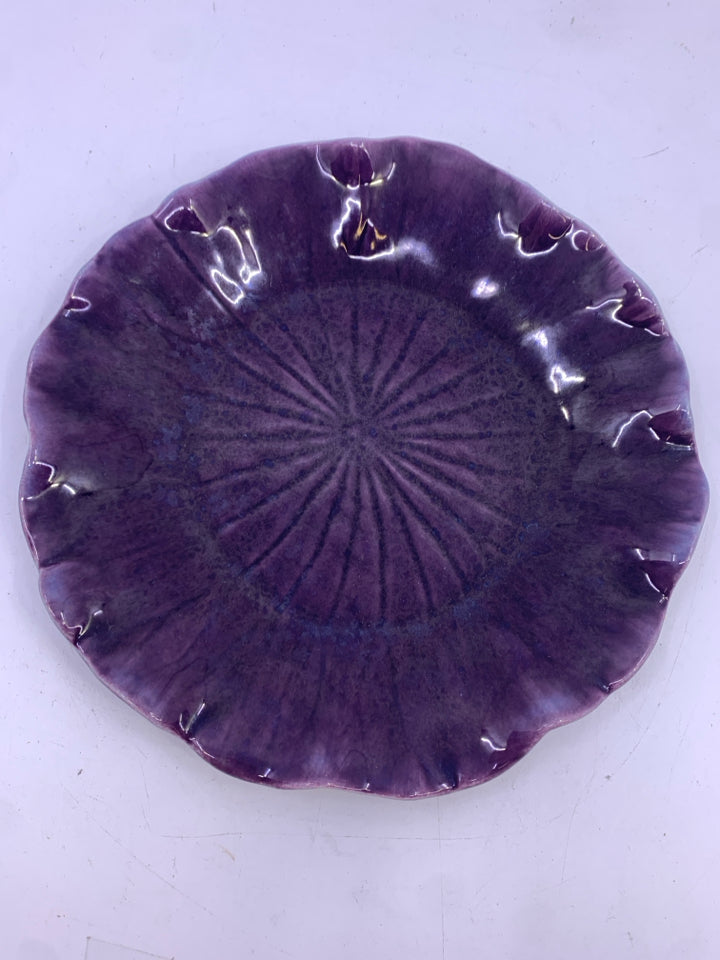 6 PURPLE FLOWER SHAPED LUNCH PLATES.
