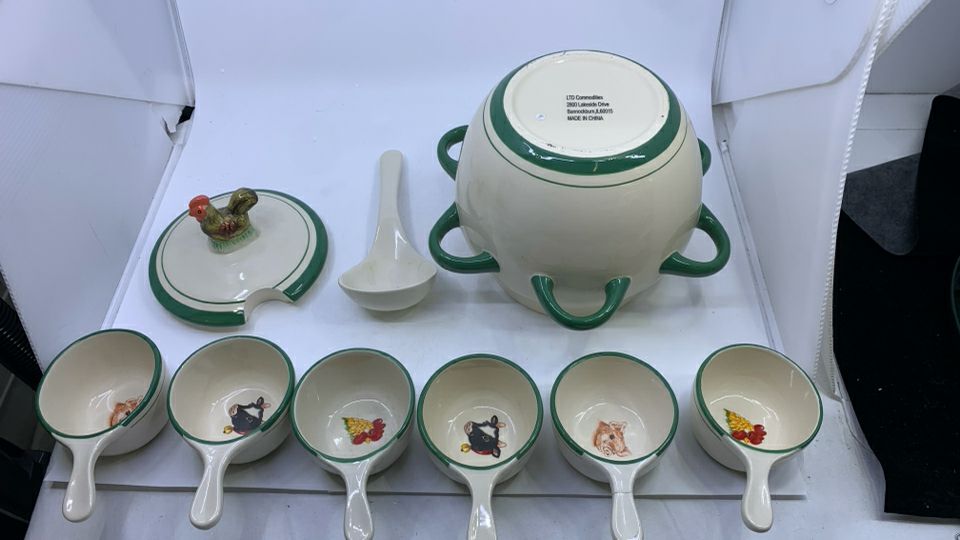 ROOSTER SOUP TUREEN W CUPS.