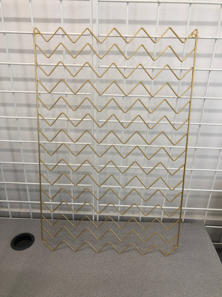 GOLD ZIG-ZAG PHOTO HOLDER.