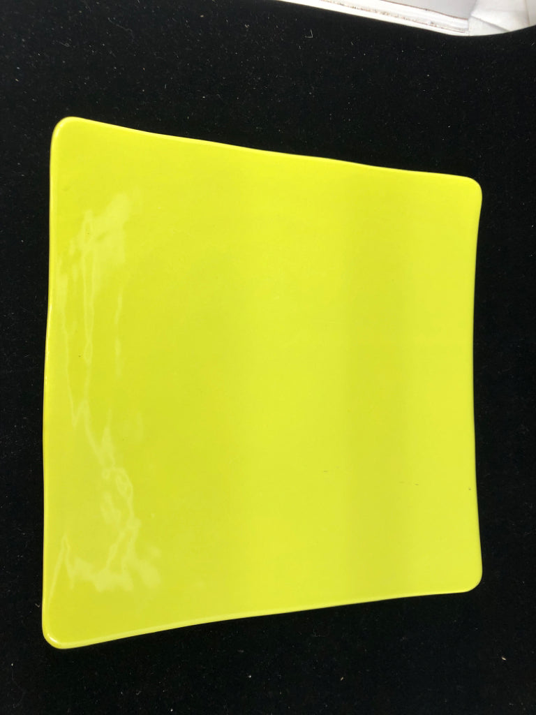 LIME GREEN SQUARE CERAMIC SERVING PLATTER W/ LIFTED EDGES.