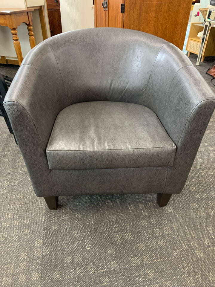 GREY TEXTURED FAUX LEATHER ACCENT CHAIR.