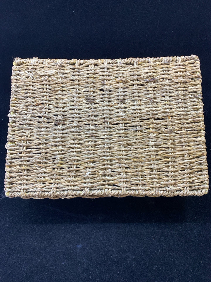 WICKER 4-SLOT DESK ORGANIZER.