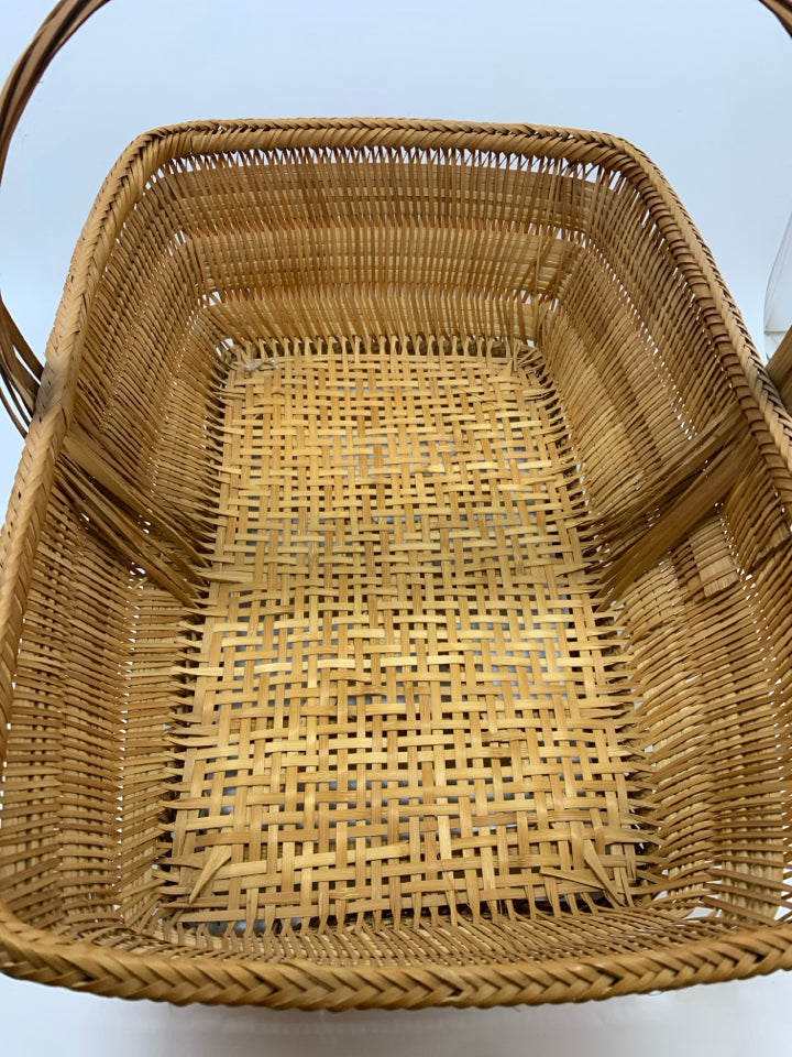 WOVEN WICKER BASKET W/BRAIDED HANDLE.