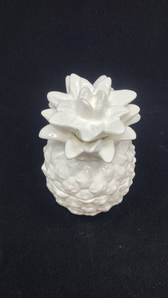 WHITE CERAMIC PINEAPPLE CANDLE W/TOP.